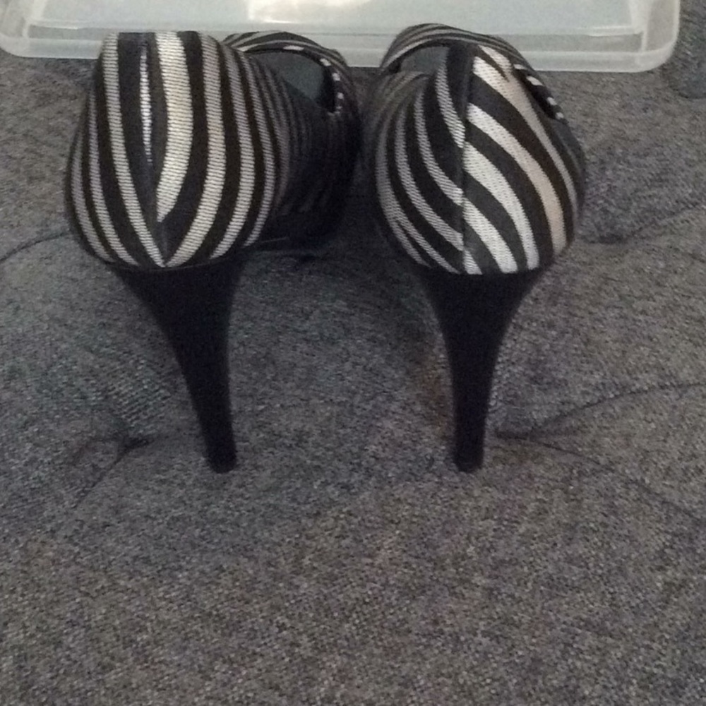 NWOT.  Ladies Moda Peep Toe Heels - Picture 7 of 8